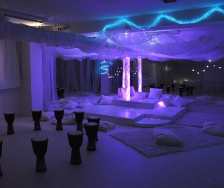 Rozšíření kvalifikace pro&nbsp;práci v&nbsp;multisenzorickém prostředí Snoezelen - Snoezelen specialista Dagmar Mega Mozek a&nbsp;Smysly - Snoezelen 2025 Objevte principy a&nbsp;souvislosti, které ovlivňují pozornost, paměť, stres a&nbsp;schopnost regenerace. Naučte se lépe rozumět vnímání dětí s&nbsp;ADHD, problémy s&nbsp;pozorností a&nbsp;specifickými potřebami, nebo stárnoucích rodičů. 💡 Inspirujte se praktickými tipy a&nbsp;aktivitami, které zaujmou, podporují relaxaci a&nbsp;pomáhají zvládnout problémové chování. Vhodné pro: učitele, pedagogy, asistenty pedagoga, poradenské pracovníky, aktivizační pracovníky a&nbsp;terapeuty. Co se naučíte: Jak rozpoznat a&nbsp;podpořit smyslové potřeby dětí i&nbsp;seniorů Praktické Snoezelen techniky pro&nbsp;zklidnění a&nbsp;stimulaci smyslů Jak zlepšit komunikaci a&nbsp;porozumění při problémovém chování Tipy pro&nbsp;práci s&nbsp;ADHD, poruchami pozornosti a&nbsp;senzomotorickými výzvami Odbornou garantkou je Dagmar Mega, certifikovaná lektorka MSE-snoezelen s&nbsp;mezinárodní působností