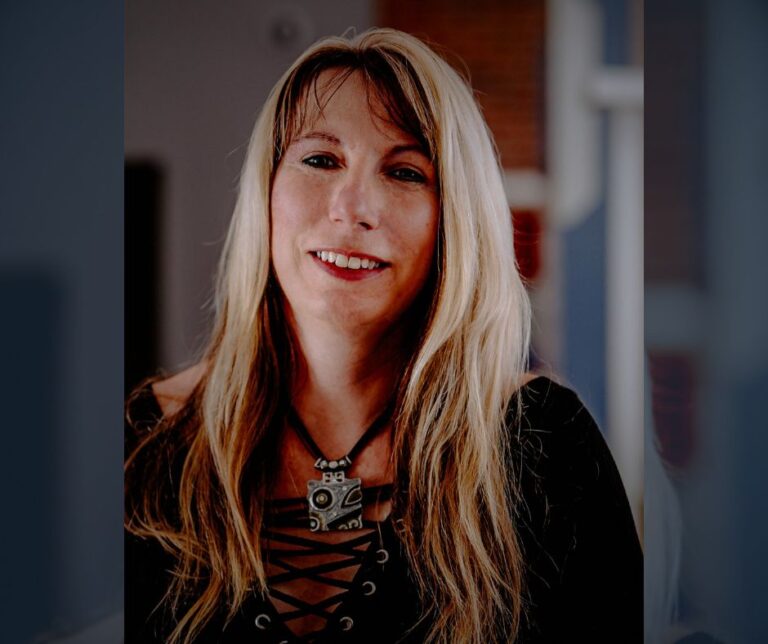 Rozšíření kvalifikace pro&nbsp;práci v&nbsp;multisenzorickém prostředí Snoezelen - Snoezelen specialista Dagmar Mega Mozek a&nbsp;Smysly - Snoezelen 2025 Objevte principy a&nbsp;souvislosti, které ovlivňují pozornost, paměť, stres a&nbsp;schopnost regenerace. Naučte se lépe rozumět vnímání dětí s&nbsp;ADHD, problémy s&nbsp;pozorností a&nbsp;specifickými potřebami, nebo stárnoucích rodičů. 💡 Inspirujte se praktickými tipy a&nbsp;aktivitami, které zaujmou, podporují relaxaci a&nbsp;pomáhají zvládnout problémové chování. Vhodné pro: učitele, pedagogy, asistenty pedagoga, poradenské pracovníky, aktivizační pracovníky a&nbsp;terapeuty. Co se naučíte: Jak rozpoznat a&nbsp;podpořit smyslové potřeby dětí i&nbsp;seniorů Praktické Snoezelen techniky pro&nbsp;zklidnění a&nbsp;stimulaci smyslů Jak zlepšit komunikaci a&nbsp;porozumění při problémovém chování Tipy pro&nbsp;práci s&nbsp;ADHD, poruchami pozornosti a&nbsp;senzomotorickými výzvami Odbornou garantkou je Dagmar Mega, certifikovaná lektorka MSE-snoezelen s&nbsp;mezinárodní působností