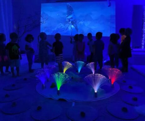 Rozšíření kvalifikace pro&nbsp;práci v&nbsp;multisenzorickém prostředí Snoezelen - Snoezelen specialista Dagmar Mega Mozek a&nbsp;Smysly - Snoezelen 2025 Objevte principy a&nbsp;souvislosti, které ovlivňují pozornost, paměť, stres a&nbsp;schopnost regenerace. Naučte se lépe rozumět vnímání dětí s&nbsp;ADHD, problémy s&nbsp;pozorností a&nbsp;specifickými potřebami, nebo stárnoucích rodičů. 💡 Inspirujte se praktickými tipy a&nbsp;aktivitami, které zaujmou, podporují relaxaci a&nbsp;pomáhají zvládnout problémové chování. Vhodné pro: učitele, pedagogy, asistenty pedagoga, poradenské pracovníky, aktivizační pracovníky a&nbsp;terapeuty. Co se naučíte: Jak rozpoznat a&nbsp;podpořit smyslové potřeby dětí i&nbsp;seniorů Praktické Snoezelen techniky pro&nbsp;zklidnění a&nbsp;stimulaci smyslů Jak zlepšit komunikaci a&nbsp;porozumění při problémovém chování Tipy pro&nbsp;práci s&nbsp;ADHD, poruchami pozornosti a&nbsp;senzomotorickými výzvami Odbornou garantkou je Dagmar Mega, certifikovaná lektorka MSE-snoezelen s&nbsp;mezinárodní působností