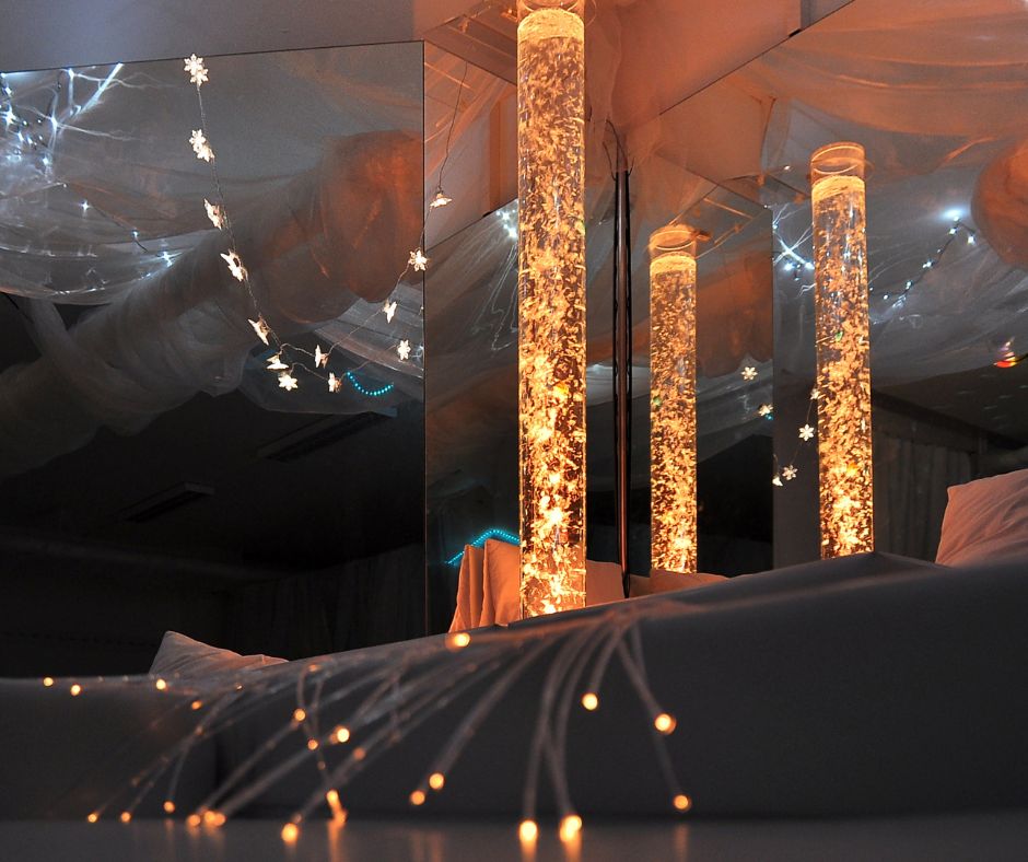 Rozšíření kvalifikace pro práci v multisenzorickém prostředí Snoezelen - Snoezelen specialista Dagmar Mega Mozek a Smysly - Snoezelen 2025 Objevte principy a souvislosti, které ovlivňují pozornost, paměť, stres a schopnost regenerace. Naučte se lépe rozumět vnímání dětí s ADHD, problémy s pozorností a specifickými potřebami, nebo stárnoucích rodičů. 💡 Inspirujte se praktickými tipy a aktivitami, které zaujmou, podporují relaxaci a pomáhají zvládnout problémové chování. Vhodné pro: učitele, pedagogy, asistenty pedagoga, poradenské pracovníky, aktivizační pracovníky a terapeuty. Co se naučíte: Jak rozpoznat a podpořit smyslové potřeby dětí i seniorů Praktické Snoezelen techniky pro zklidnění a stimulaci smyslů Jak zlepšit komunikaci a porozumění při problémovém chování Tipy pro práci s ADHD, poruchami pozornosti a senzomotorickými výzvami Odbornou garantkou je Dagmar Mega, certifikovaná lektorka MSE-snoezelen s mezinárodní působností