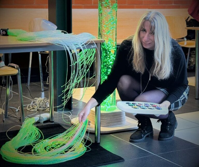 Rozšíření kvalifikace pro&nbsp;práci v&nbsp;multisenzorickém prostředí Snoezelen - Snoezelen specialista Dagmar Mega Mozek a&nbsp;Smysly - Snoezelen 2025 Objevte principy a&nbsp;souvislosti, které ovlivňují pozornost, paměť, stres a&nbsp;schopnost regenerace. Naučte se lépe rozumět vnímání dětí s&nbsp;ADHD, problémy s&nbsp;pozorností a&nbsp;specifickými potřebami, nebo stárnoucích rodičů. 💡 Inspirujte se praktickými tipy a&nbsp;aktivitami, které zaujmou, podporují relaxaci a&nbsp;pomáhají zvládnout problémové chování. Vhodné pro: učitele, pedagogy, asistenty pedagoga, poradenské pracovníky, aktivizační pracovníky a&nbsp;terapeuty. Co se naučíte: Jak rozpoznat a&nbsp;podpořit smyslové potřeby dětí i&nbsp;seniorů Praktické Snoezelen techniky pro&nbsp;zklidnění a&nbsp;stimulaci smyslů Jak zlepšit komunikaci a&nbsp;porozumění při problémovém chování Tipy pro&nbsp;práci s&nbsp;ADHD, poruchami pozornosti a&nbsp;senzomotorickými výzvami Odbornou garantkou je Dagmar Mega, certifikovaná lektorka MSE-snoezelen s&nbsp;mezinárodní působností